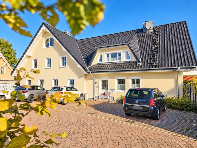Außenansicht des Schifferhauses mit Parkplätzen